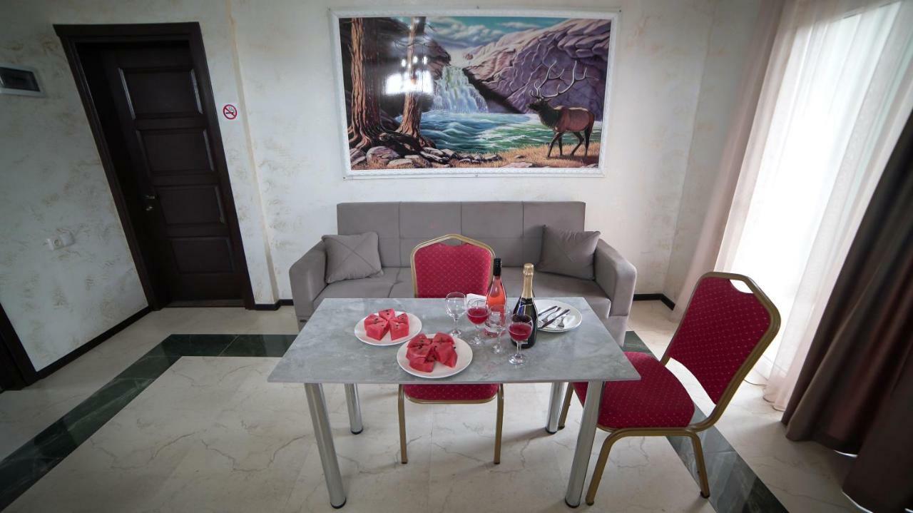 Hotel Progress バトゥーミ エクステリア 写真