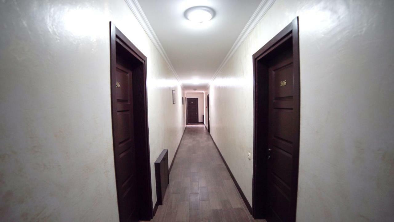 Hotel Progress バトゥーミ エクステリア 写真
