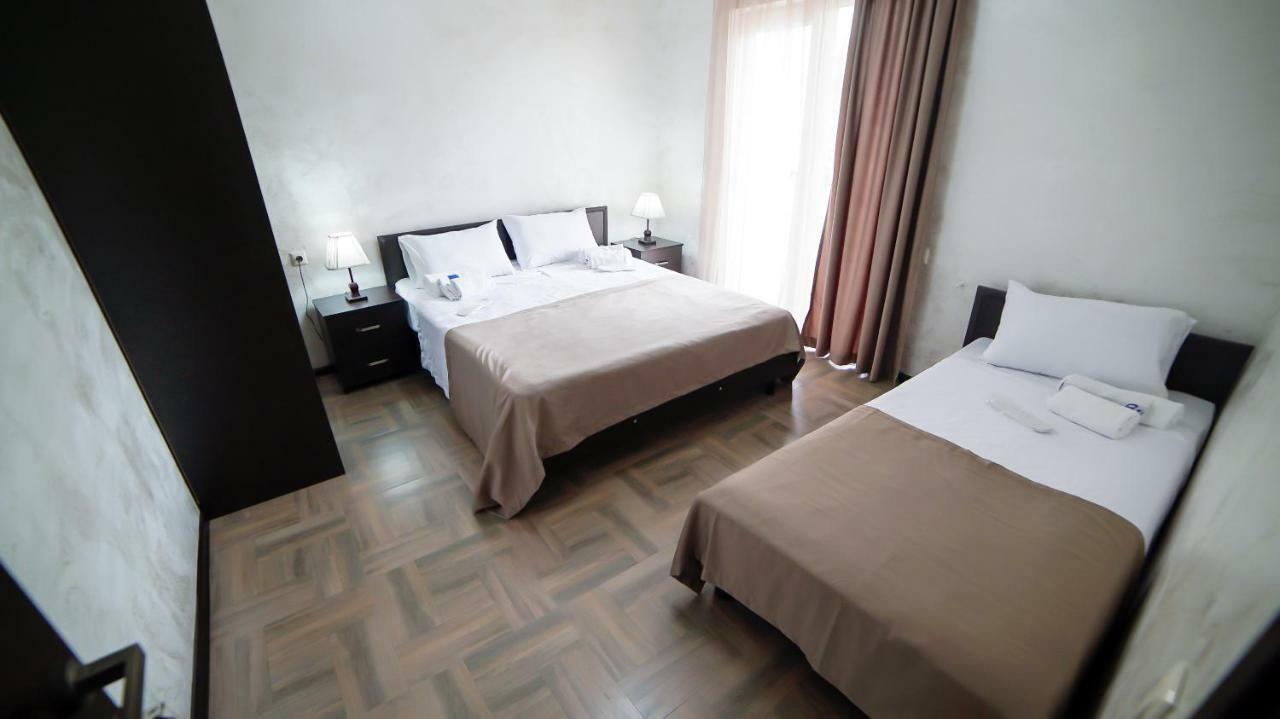Hotel Progress バトゥーミ エクステリア 写真
